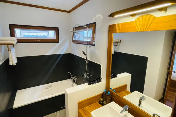 Deluxe Cottage Soaking Bathtub